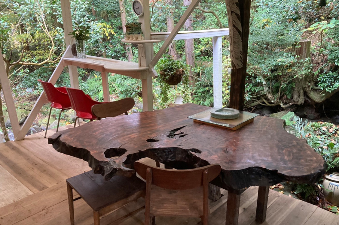 1枚板のオリジナルテーブルの写真