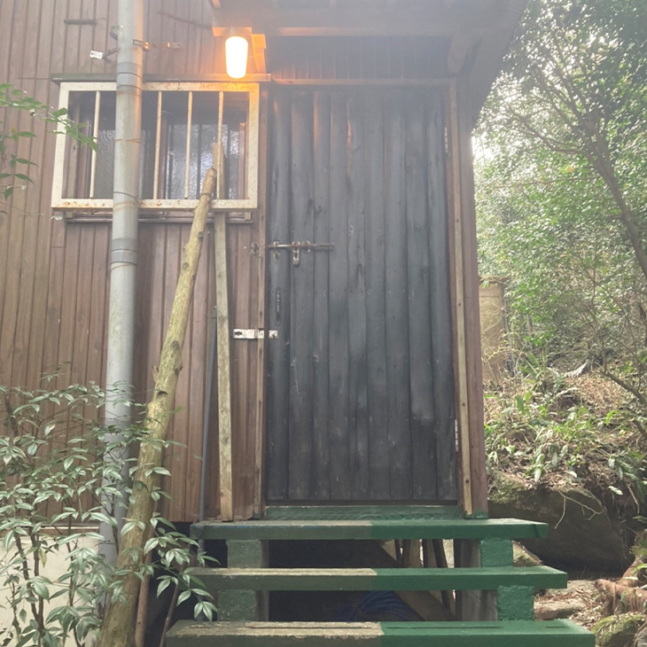 階段からの入り口の写真