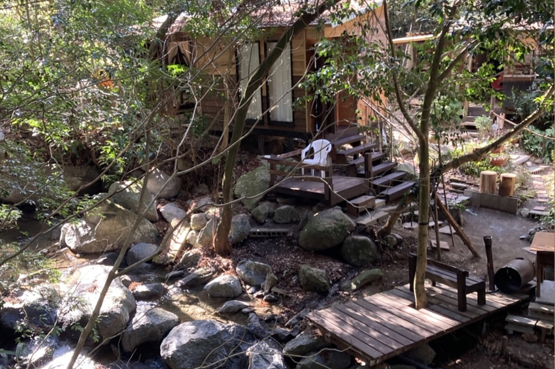 ゲストハウスの外観の引きで撮った写真