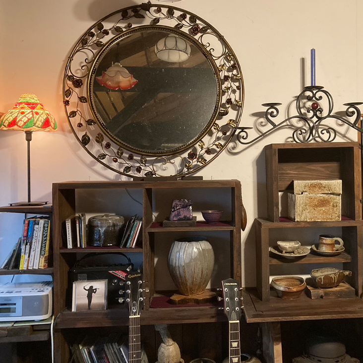 手作りの棚に並ぶ趣味の小物の